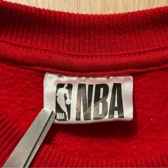 NBA Chicago Bulls Red Black Logo Crewneck Sweatshirt Jumper Fleece Size Medium - Picture 3 of 3